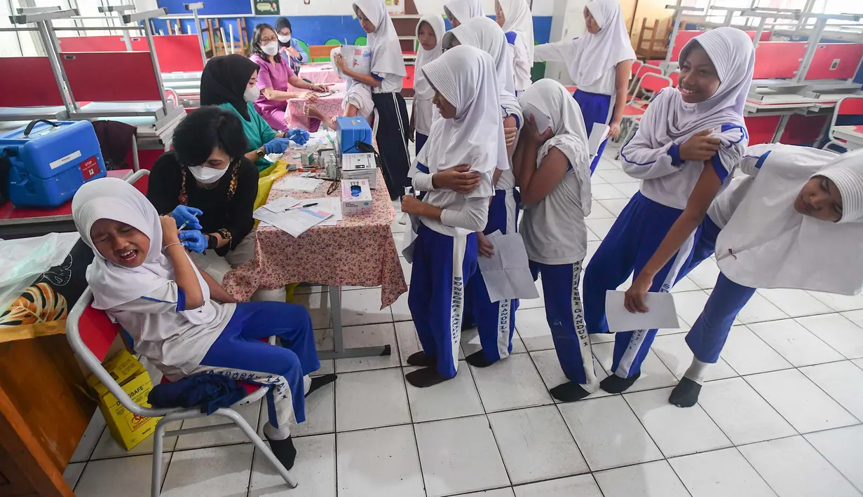 Paramedis Puseksmas Cinere menyuntikkan vaksin imunisasi HPV (Human Papillomavirus) ke murid kelas V sekolah dasar (SD) saat pelaksanaan Bulan Imunisasi Anak Sekolah (BIAS) 2026 di SDN Gandul 1, Depok, Jawa Barat, Kamis, 06 Agustus 2026. (KLY/Arie Basuki).