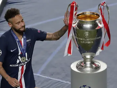 Penyerang PSG, Neymar menyentuh trofi setelah pertandingan final Liga Champions melawan Bayern Munchen di stadion Luz di Lisbon, Portugal, Minggu, (23/8/2020). Bayern Munchen menang tipis atas PSG 1-0. (AP Photo/Manu Fernandez, Pool)