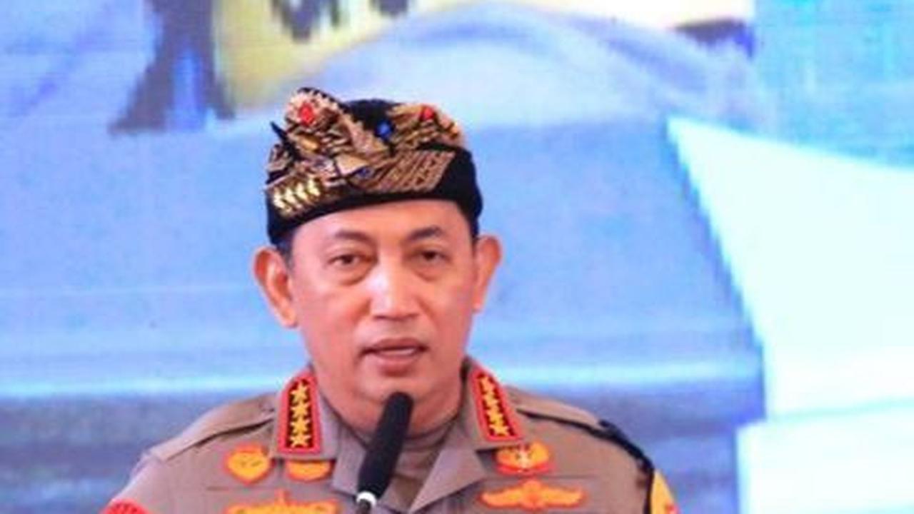 "Selamat ya, jarang biasanya Adhi Makayasa mau masuk pertama di Brimob. Saya kira kamu harus bisa mewarnai," ujar Listyo Sigit sembari berjabat tangan dengan Gomgom. <br>