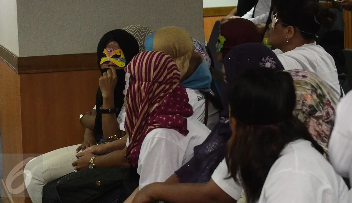 Sejumlah korban dihadirkan saat konferensi pers di Bareskrim Polri, Jakarta, Rabu (17/5). Kepolisian menangkap sembilan tersangka tindak pidana perdagangan orang. (Liputan6.com/Faizal Fanani)