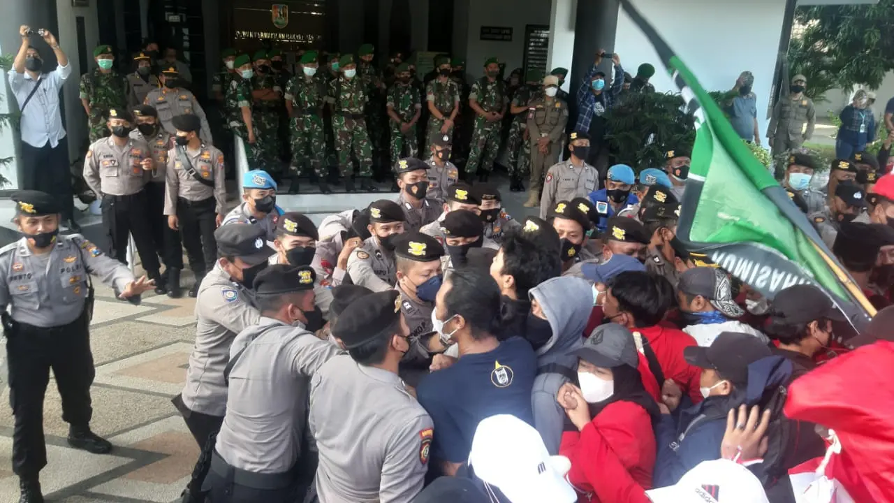 Saling dorong demonstran dengan polisi di Tuban. (Ahmad Adirin/Liputan6.com).