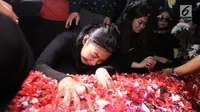 Adik Julia Perez, Della Perez menangis di samping makam Julia Perez di di TPU Pondok Ranggon, Jakarta, Sabtu (10/6). Jupe diketahui mengidap sakit kanker serviks sejak 2014 silam. (Liputan6.com/Herman Zakharia)