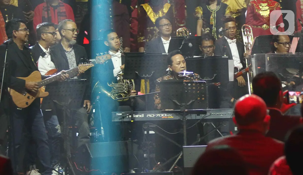 Komisaris Utama sekaligus Komisaris Independen PT Aviasi Pariwisata Indonesia Triawan Munaf (kiri) saat Konser Kebangsaan, Simfoni Insan Perhubungan, Bangkit Maju Bersama di Jakarta, Sabtu (6/8/2022). Konser Kebangsaan tersebut dalam rangka memeriahkan HUT RI ke-77 dan menyambut Hari Perhubungan Nasional (Harhubnas) ke-52, Kementerian Perhubungan. (Liputan6.com/Herman Zakharia)