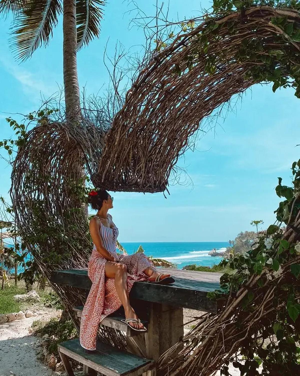 11 Inspirasi Outfit dengan Sandal ala Luna Maya, Cocok Ditiru untuk Liburan