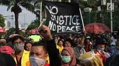 Sejumlah mahasiswa dari berbagai perguruan tinggi di Jakarta melakukan aksi unjuk rasa di depan Kompleks Parlemen RI, Senin (16/9/2019). Dalam aksinya, mereka menolak berbagai RUU yang sedang adan akan dibahas oleh para anggota dewan. (Liputan6.com/Helmi Fithriansyah)