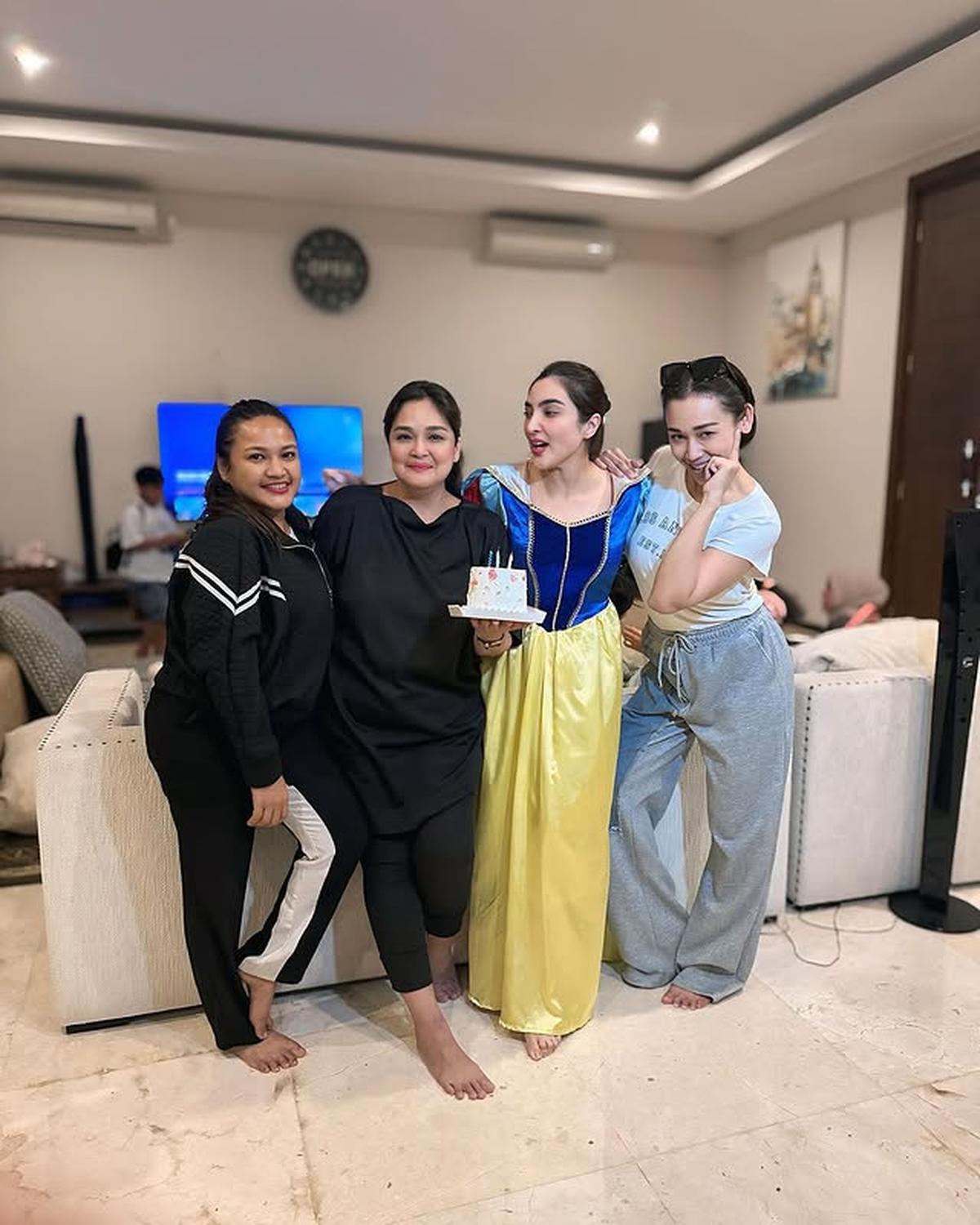 7 Potret Ashanty Rayakan Ultah Kakak Perempuannya, Penuh Kehangatan Bersama Keluarga - Unggah Foto Lawas