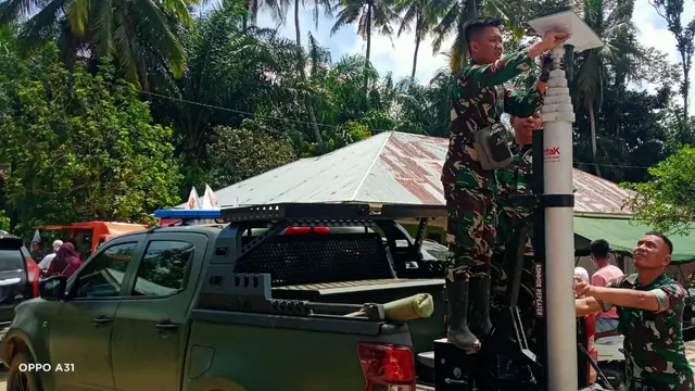 Personel TNI AD memasang perangkat Starlink. (Dokumentasi Dispenad TNI AD)