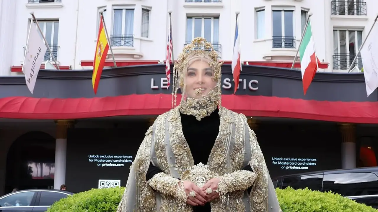 Menilik Detail Outer dan Veil Emas yang Dipakai Syahrini di Hari ke-2 Festival Film Cannes