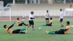 Kiper Timnas Indonesia U-19 melakukan latihan ekstra keras jelang Piala AFF U-19 2022 di Stadion Madya, Jakarta, Selasa (21/6/2022). (Bola.com/M Iqbal Ichsan)