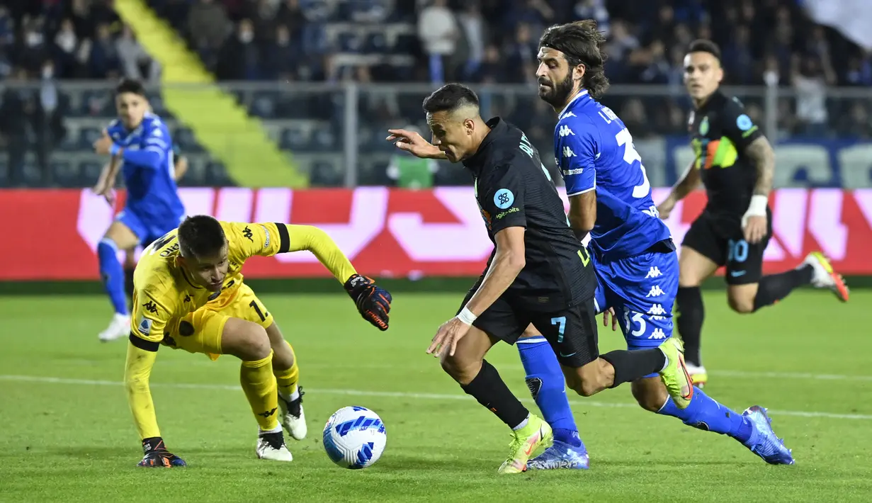 Pemain Inter Milan Alexis Sanchez (tengah) menantang pemain Empoli Guglielmo Vicario (kiri) dan Sebastiano Luperto pada pertandingan Serie A Liga Italia di Stadion Carlo-Castellani, Empoli, Italia, 27 Oktober 2021. Inter Milan menang 2-0. (Alberto PIZZOLI/AFP)