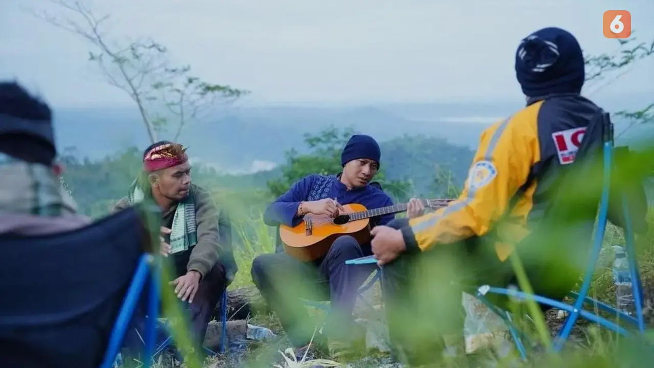 Bupati Pacitan Indrata Nur Bayuaji Ngantor sambil camping di Gunung Parangan (Liputan6,com/Istiemwa)