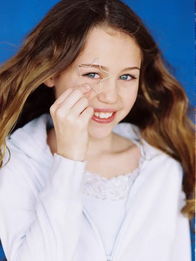 [Bintang] Dulu dan Kini: Dulunya Disney Sweetheart, Transformasi Miley Cyrus Ini Bikin Shock