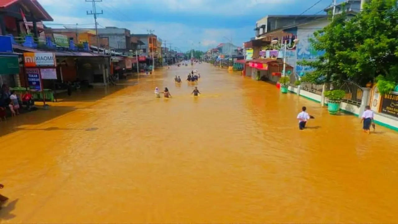 Banjir Rokan Hulu yang merendam jalan dan ratusan rumah warga sejak beberapa pekan lalu.