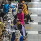 Warga menunggu untuk menerima dosis vaksin virus corona COVID-19 Sinovac di sebuah mal di Surabaya, Jawa Timur, Kamis (23/9/2021). Vaksinasi COVID-19 di Surabaya dilakukan di fasilitas kesehatan, mal, perkantoran, kelurahan hingga balai RW. (Juni Kriswanto/AFP)