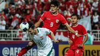 Pemain Irak U-23, Zaid Ismail (kiri) berusaha menghalau bola dari ancaman pemain Timnas Indonesia U-23, Ramadhan Sananta pada laga perebutan tempat ketiga Piala Asia U-23 2024 di Abdullah bin Khalifa Stadium, Doha, Qatar, Kamis (2/5/2024). (AFP/Karim Jaafar)