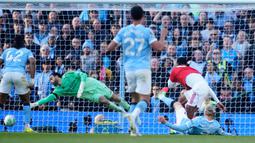Gol kemenangan Manchester City kemudian tercipta pada menit ke-65 melalui Erling Haaland. Pemain Norwegia tersebut bergerak tak terhentikan meski dikawal ketat oleh Gabriel Magal Haes. (AP Photo/Dave Thompson)