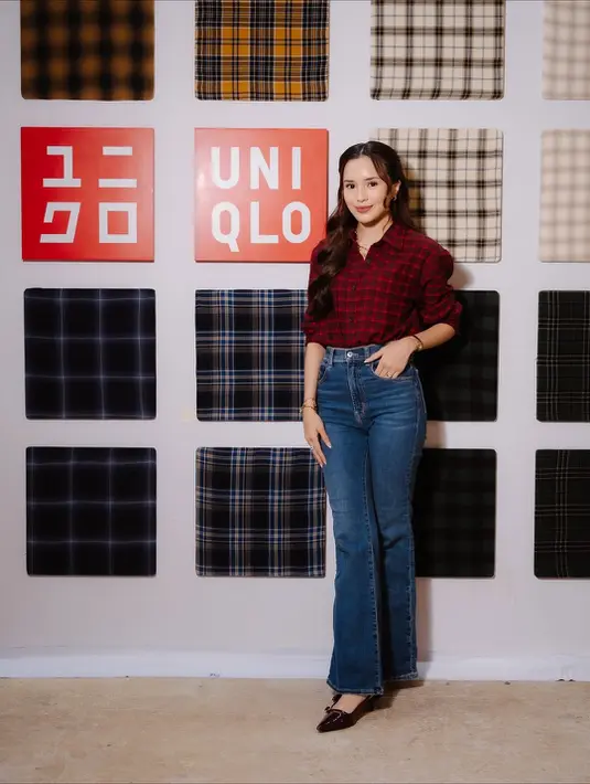 Beby Tsabina menggulung lengan kemeja flannel-nya dipadu dengan celana cutbray dan sepatu heels pendek [@bebytsabina]