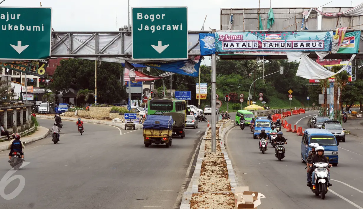 Sejumlah pengendara melintas di Jalan Raya Ciawi menuju Puncak Bogor dan sebaliknya, Kamis (31/12/2015). Diperkirakan arus lalu lintas mengalami kepadatan pada malam hari terkait perayaan malam pergantian tahun baru 2016. (Liputan6.com/Helmi Fithriansyah)