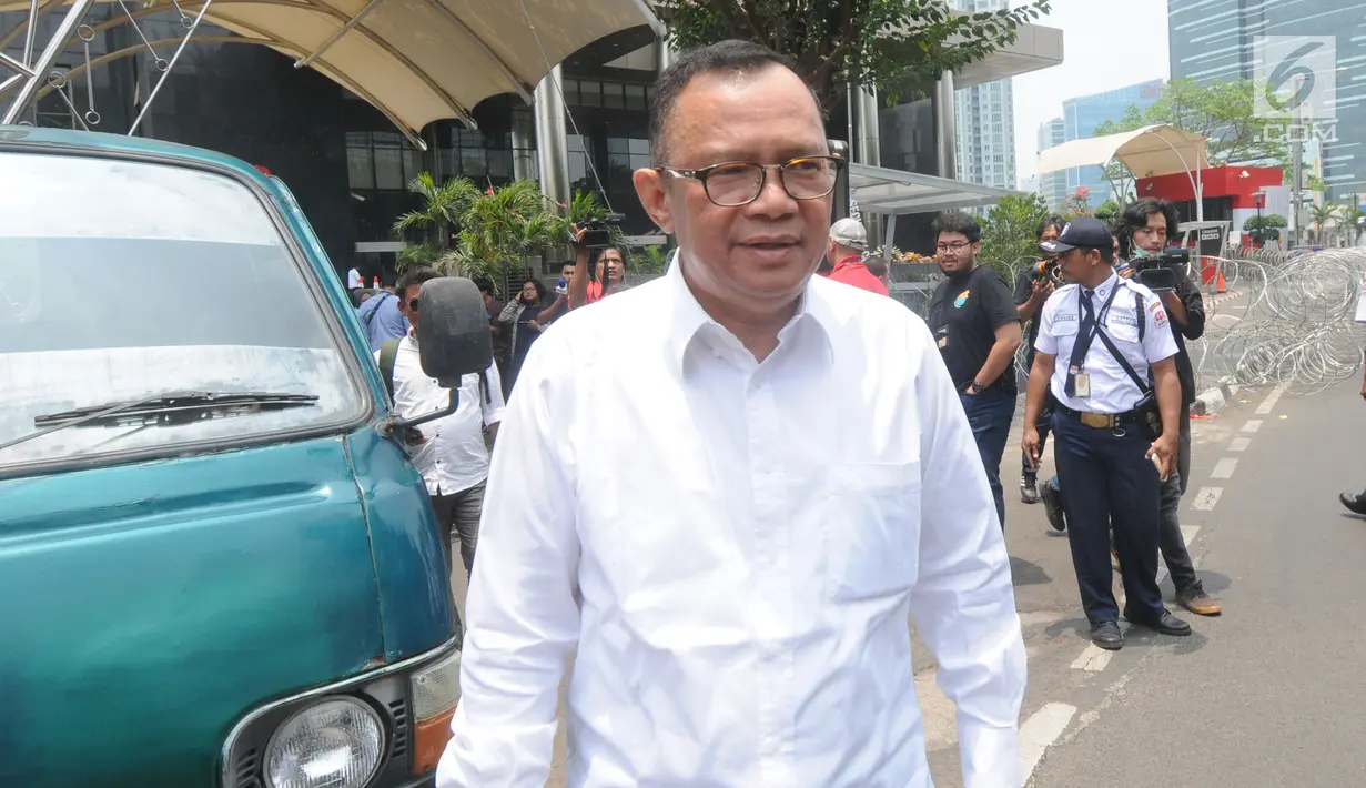 Mantan Sekretaris Kementerian Pemuda dan Olahraga (Sesmenpora), Alfitra Salamm berjalan keluar usai menjalani pemeriksaan oleh penyidik di Gedung KPK, Jakarta, Senin (23/9/2019). (merdeka.com/Dwi Narwoko)