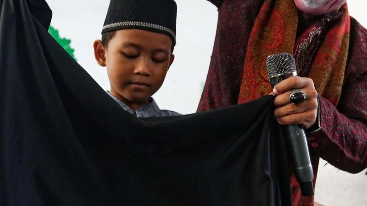 Ustaz Yahya Yahya Edward Hendrawan memperlihatkan keahliannya untuk memikat minat anak-anak belajar agama. Foto: Liputan6.com / Angga Yuniar