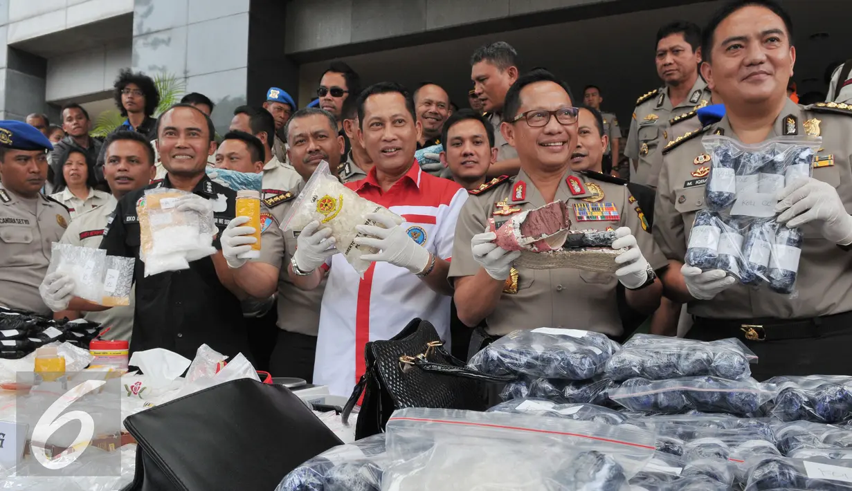 Kepala BNN, Budi Waseso menunjukan barang bukti narkotika jenis sabu dan ekstasi jaringan internasional di Polda Metro Jaya, Jakarta, Rabu (9/9/2015). Polisi  mengamankan barang bukti sabu 115 kg dan ekstasi 5.450 butir. (Liputan6.com/Andrian M Tunay)