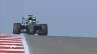 Pebalap Mercedes, Lewis Hamilton, mengukir waktu lap tercepat pada FP1 GP Amerika Serikat di Sirkuit Austin, Jumat (21/10/2016). (Bola.com/Twitter/F1)