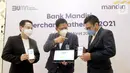 (ki-ka) Pakar Feng Shui Yulius Fang, SVP Transaction Retail Banking Sales Bank Mandiri Thomas Wahyudi dan Managing Partner Inventure Indonesia Yuswohady berbincang tentang aplikasi Livin by Mandiri di sela-sela merchant gathering di Jakarta, Rabu (17/3/2021). (Liputan6.com/Pool/PR)