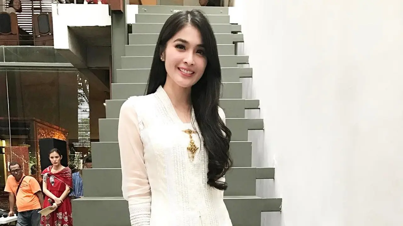 6 Pesona Sandra Dewi Pakai Kebaya, Makin Berkarisma