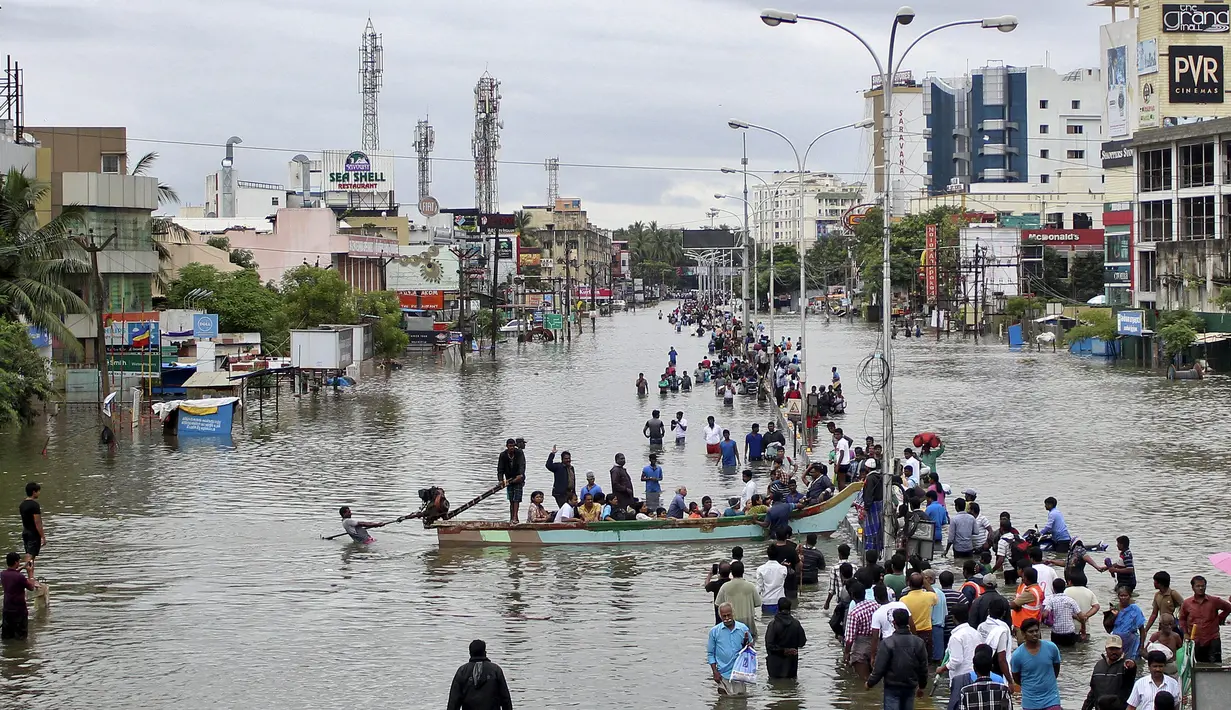 Warga menaiki perahu untuk pindah ketempat yang lebih aman akibat banjir besar di Chennai, India, (2/11/2015). Curah hujan terparah dari satu abad telah menyebabkan banjir besar di seluruh bagian India selatan. (REUTERS/Stringer)