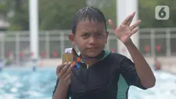 Atlet para swimming menunjukkan medali kejuaaran 2nd Jakarta Open Para Swimming Championship 2019 di GBK Aquatic Center, Jakarta, Sabtu (29/11/2019). Kejuaran renang yang diikuti para atlet disabilitas ini dapat menumbuhkan atlet disabilitas yang unggul dan bisa mewakili Indonesia. (merdeka.com/Imam