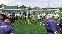 Pemain dan ofisial Persib Bandung melakukan doa bersama jelang latihan rutin di Stadion Siliwangi, Bandung, Selasa (22/11/2022).