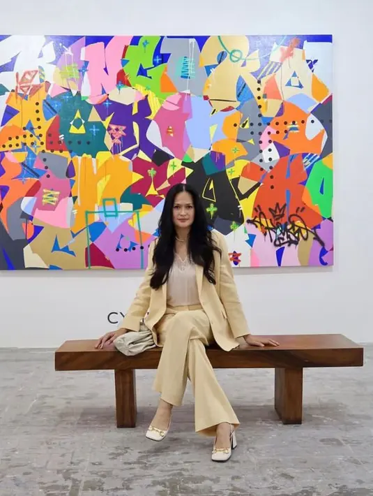 Outfitnya yang kekinian pun menjadi salah satu penunjang untuk selalu tampil awet muda. (Instagram/donnaharunofficial).