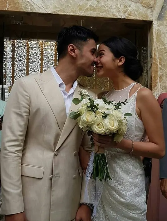 Pasangan Chicco Jerikho dan Putri Marino menjalin kasih sekitar tiga bulan. Tidak butuh waktu lama bagi pasangan ini untuk meresmikan hubungannya. Keduanya menikah di Nusa Dua Bali, Sabtu (3/3/2018). (dok. Instagram)