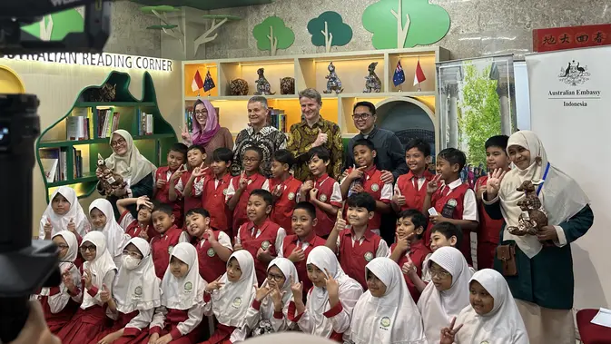 Asisten Menteri Luar Negeri dan Perdagangan Australia Bersama Siswa Sekolah Dasar Rabu (15/7)  (Dok: Nasywa Fakhirah)