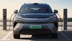 Ilustrasi mobil listrik BYD tengah melakukan pengisian daya baterai.