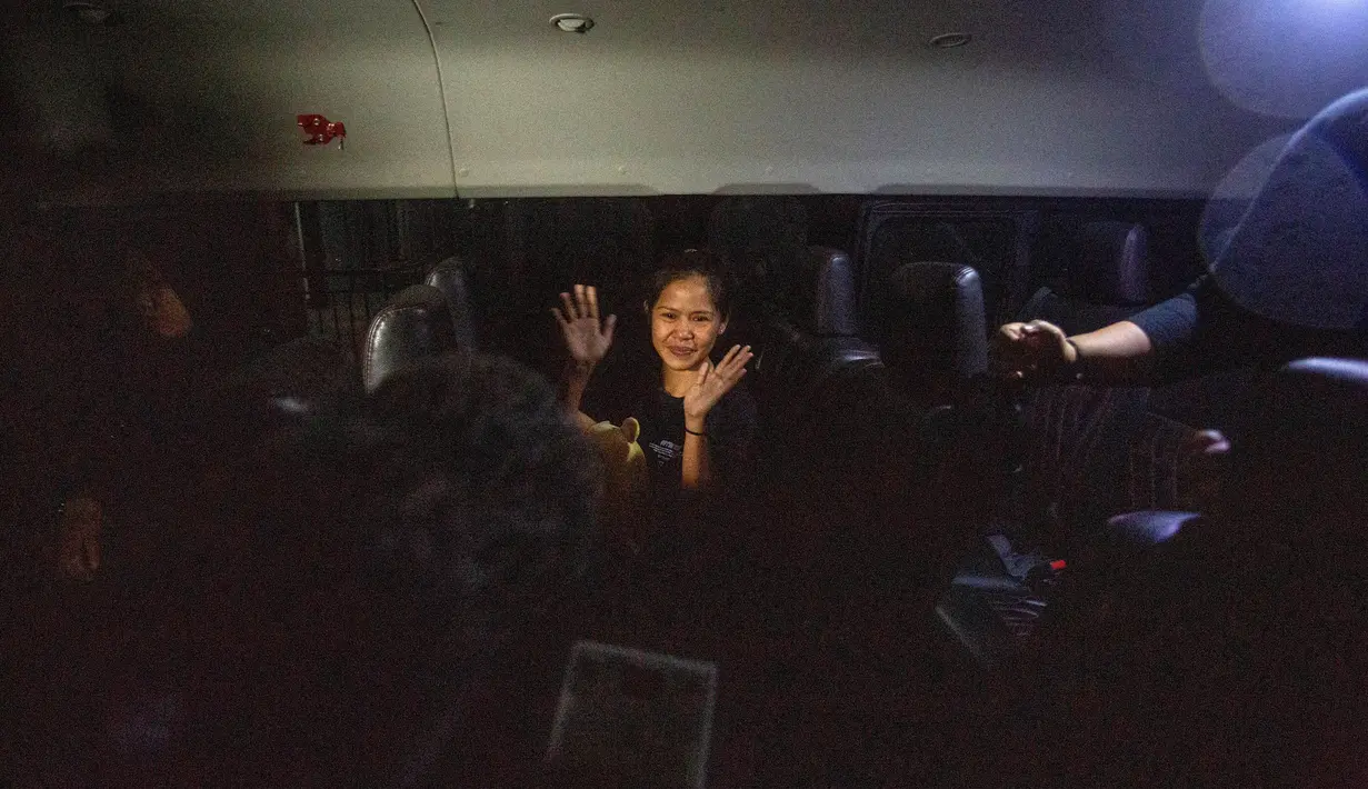 Sebelum diterbangkan ke negara asalnya, Filipina, Mary Jane Veloso dibawa terlebih dahulu ke Lapas Pondok Bambu, Jakarta. (DEVI RAHMAN/AFP)