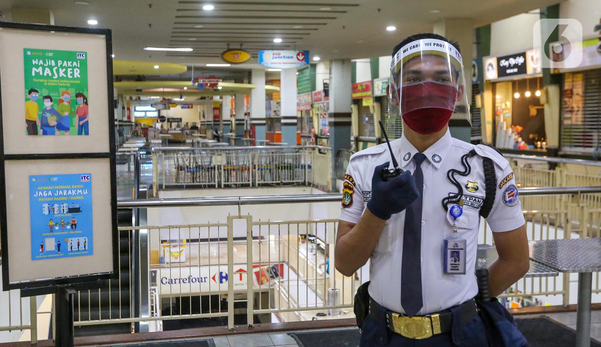 Petugas keamanan berjaga di kawasan pusat perbelanjaan ITC BSD Serpong, Tangerang Selatan, Selasa (16/6/2020). Berdasarkan SK Gubernur Banten, penerapan PSBB keempat di Tangerang Raya diperpanjang hingga 28 Juni dalam rangka mencegah penyebaran Virus Covid-19. (Liputan6.com/Fery Pradolo)