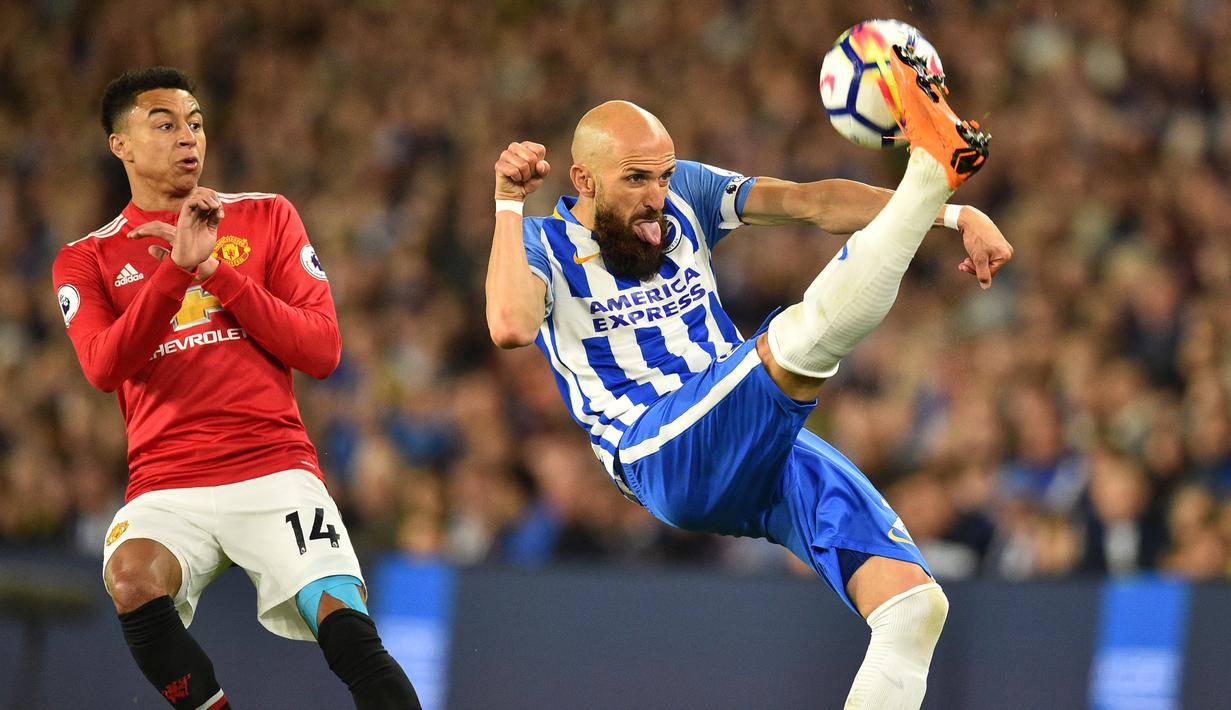 Pemain Manchester United, Jesse Lingard (kiri) mencoba menghalau bola sepakan pemain Brighton, Bruno Saltor (kanan) pada lanjutan Premier League di AMEX Stadium, Brighton, (4/5/2018). MU kalah 0-1 dari Brighton. (AFP/ Glyn Kirk)