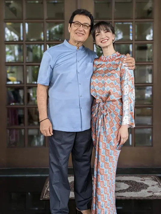 Raline tampil begitu manis dengan kaftan modifikasi. Aksen ikat dan motif seru menjadikan tampilannya semakin menawan.  [Foto: Instagram/ Raline Shah]