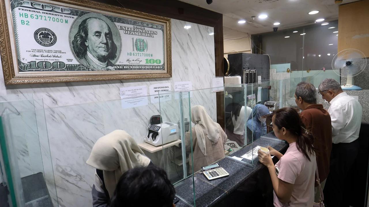 FOTO: BI Akan Memperketat Pembelian Dolar AS di Tengah Tekanan Rupiah