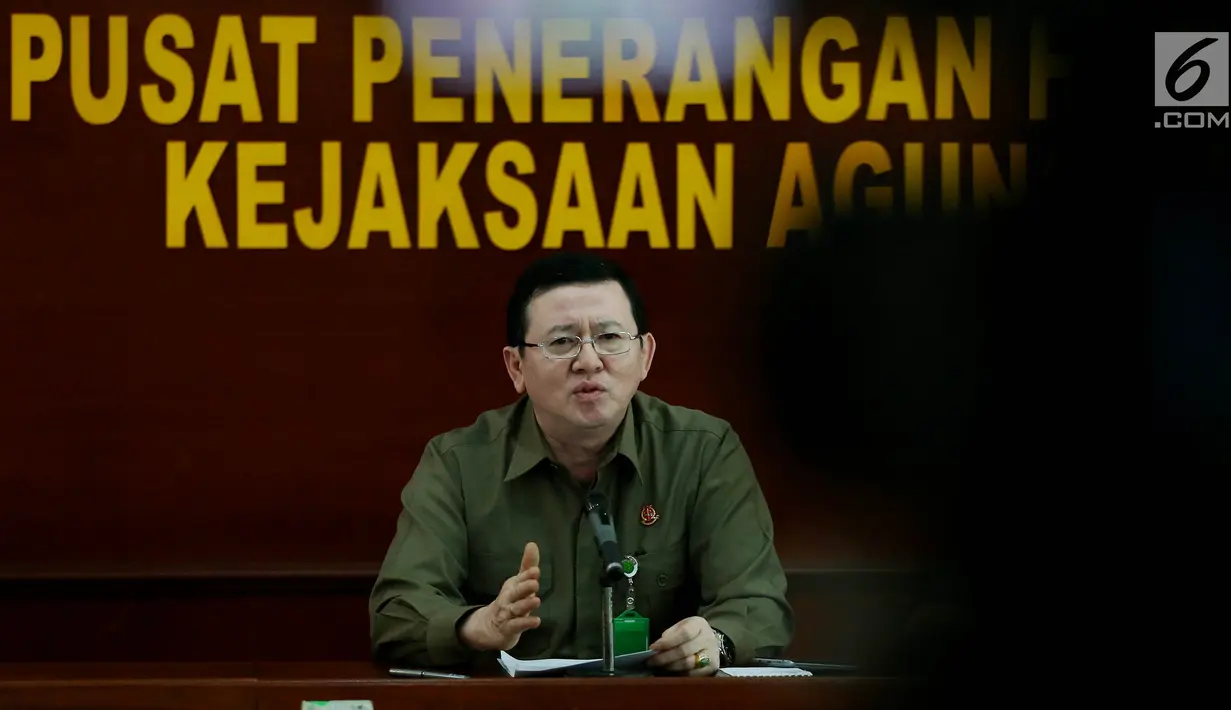 Kepala Pusat Penerangan Hukum Kejaksaan Agung, Muhammad Rum memberikan keterangan pers di Kejaksaan Agung, Jakarta, Kamis (3/8). Dalam kasus OTT KPK tersebut, Rum menyatakan akan menghormati seluruh proses hukum. (Liputan6.com/Johan Tallo)