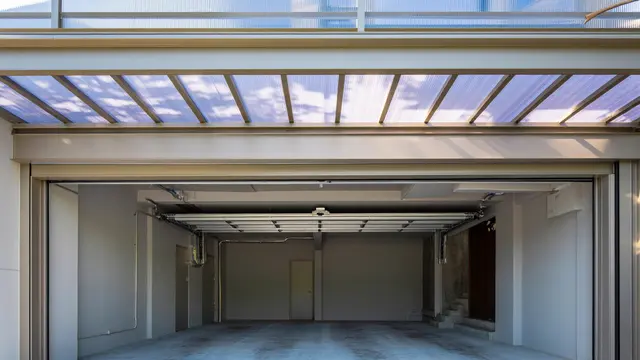 Carport untuk 2 Mobil dengan Pintu Lipat Wide (Foto: Reve Art AI)