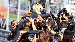 Pebalap Red Bull, Max Verstappen merayakan kemenangan F1 GP Austria bersama timnya di Red Bull Ring, Spielberg, Minggu (30/6/2019). Max Verstappen menggeser Sebastian Vettel dari peringkat ketiga klasemen F1. (AP Photo/Ronald Zak)