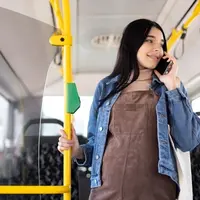 Menggunakan transportasi umum untuk mengurangi polusi udara. (Foto: Freepik)