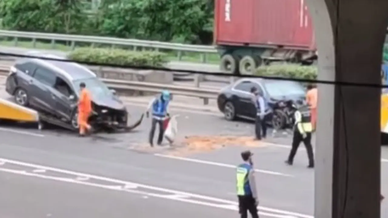 Mobil lawan arah di tol. ©Instagram.com/lumbantoruan.17