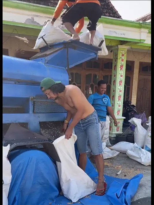 Meski namanya cukup populer,tapi ia dengan santai dan sederhana menjalani hidup di kampung. Termasuk menjadi tukang giling jagung. Ia pun dengan santai mengenakan celana pendek dan tak mengenakan kaus dan menutup kepalanya dengan topi. [Instagram/isa_bajaj]