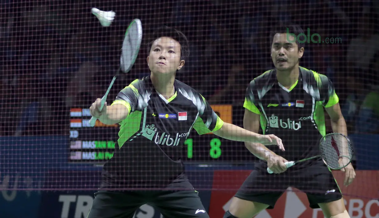 Gaya Liliyana Natsir mengembalikan kok saat melawan pasangan Malaysia, Tan Kian/Lai Peng pada babak pertama Indonesia Open 2018 di Istora Senayan, Jakarta, (3/6/2018). Tontowi/Liliyana menang 21-11 21-14.  (Bola.com/Nick Hanoatubun)