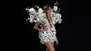 Seorang model menampilkan gaun yang dibuat dari bahan cokelat putih dalam sebuah pameran yang dikombinasikan dengan fashion show di Paris, 27 Oktober 2017. Pameran tersebut bertajuk Salon Du Chocolat. (AP Photo/Thibault Camus)