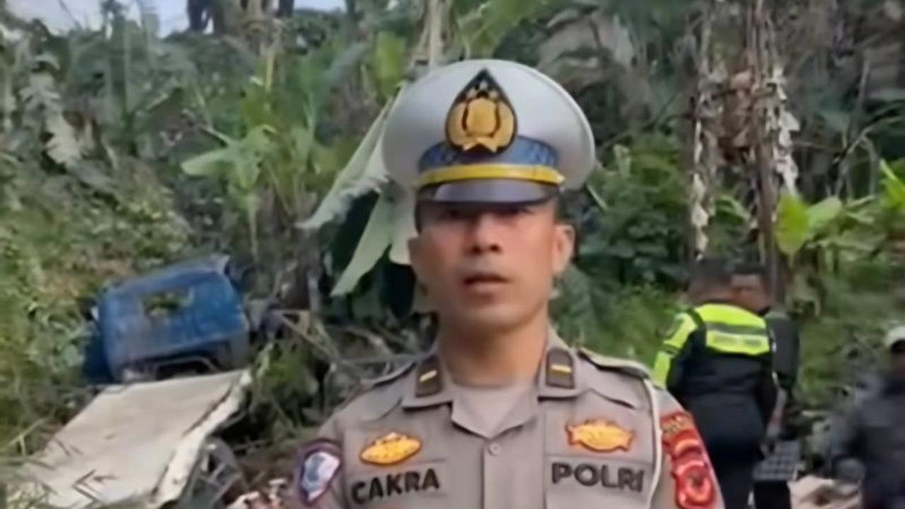 Fakta Jalanan Cianjur: Polres Pasang Rambu Peringatan di Titik Rawan Kecelakaan, Demi Keselamatan Pengendara!