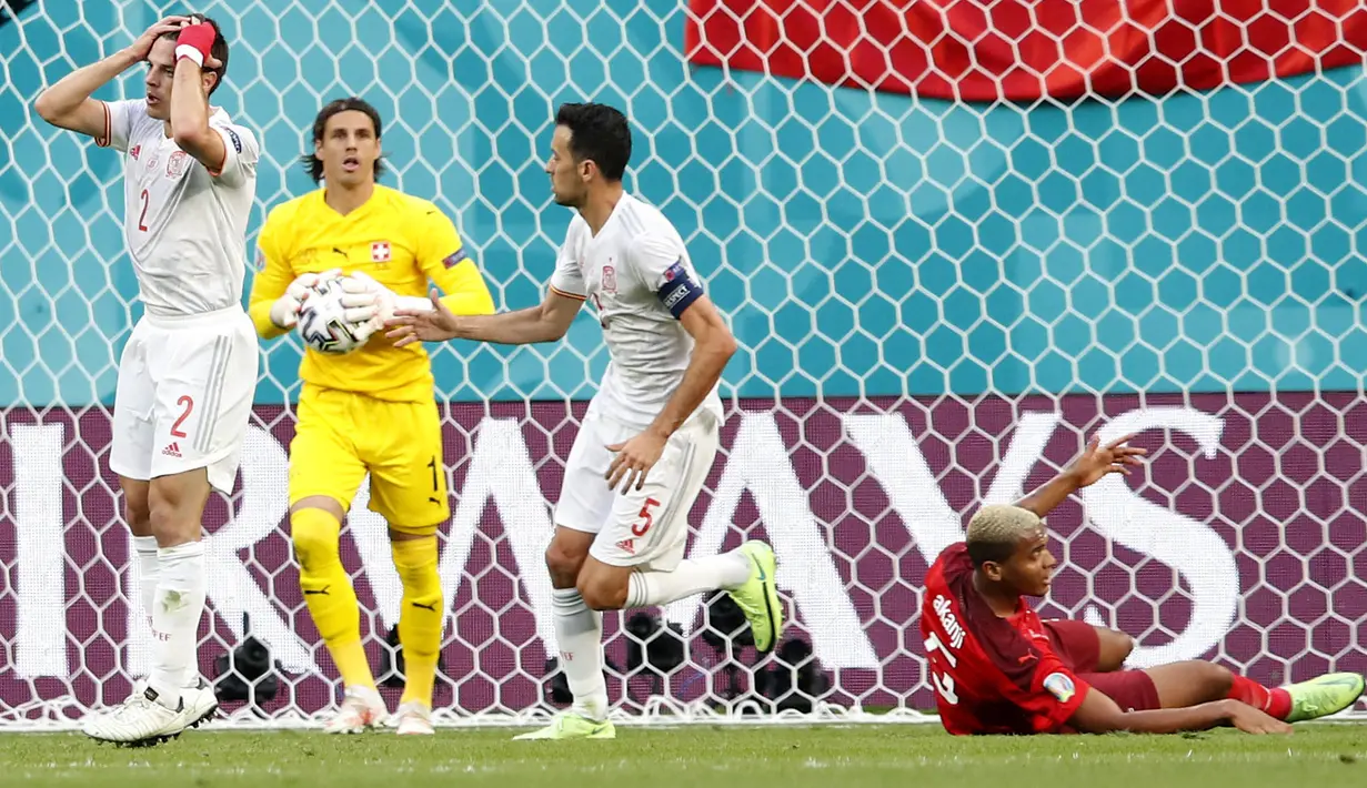 Gawang Yann Sommer digempur beberapa kali oleh Spanyol. Peluang emas tandukan Alvaro Morata (kiri) masih dapat diamankan oleh penjaga gawang 32 tahun ini. Swiss benar-benar terkunci di seperempat lapangan. (Foto: AFP/Pool/Maxim Shemetov)